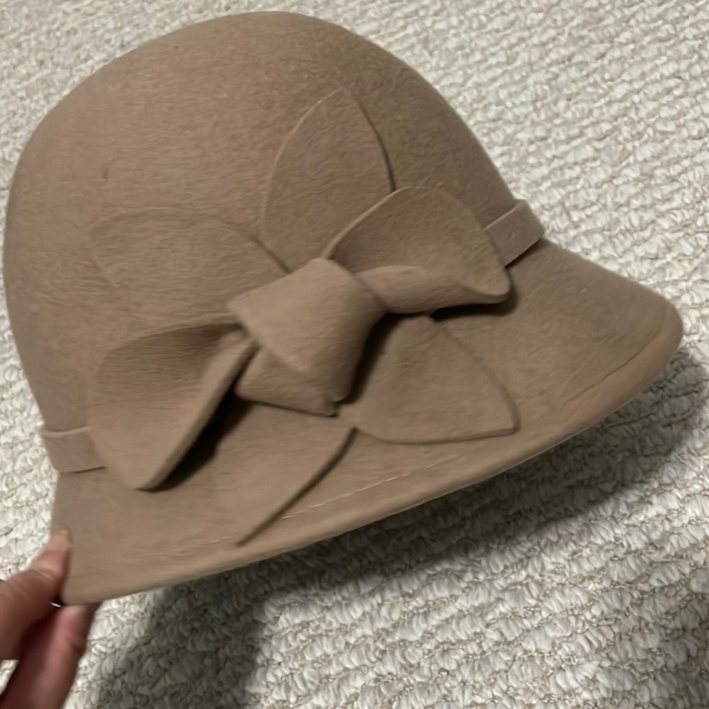 Adora hat